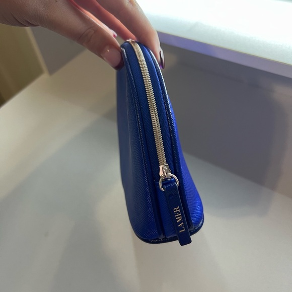 La Mer Vibrant Blue Cosmetic Bag with the La Mer Regenerating Serum Sample - Picture 7 of 9